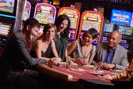 Antarmuka meja live dealer Pretty Gaming di aplikasi lineslot
